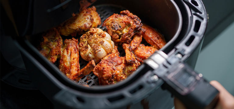 ប្រើម៉ាស៊ីនបំពង Air Fryer រាល់ថ្ងៃ ត្រូវប្រយ័ត្ន! ៥ កំហុសនេះធ្វើឱ្យអាហារមិនឆ្ងាញ់ ថែមទាំងប្រឈមហានិភ័យសុខភាព
