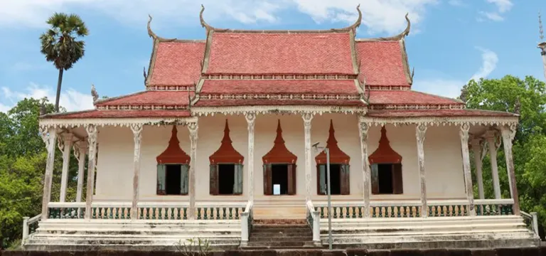 វិហារបុរាណអាយុកាល ១០០ ឆ្នាំ ស្ថិតក្នុងអារាមកំពង់ត្រឡាចលើ ខេត្តកំពង់ឆ្នាំង