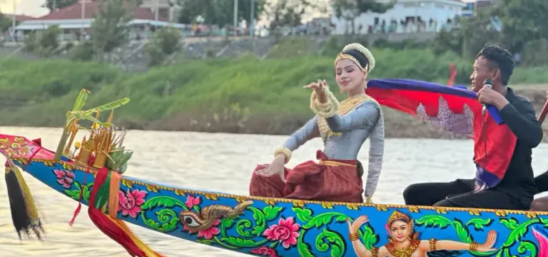 បច្ចុប្បន្ននារីរាំក្បាលទូក មិនសូវជាឃើញមានច្រើនឡើយ ក្នុងពិធីប្រណាំងទូក