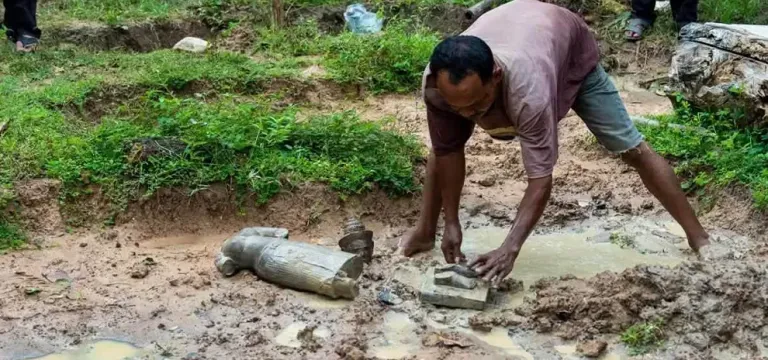 ពលរដ្ឋគំរូ! ឪពុកនិងកូនប្រុសប្រទះឃើញបដិមាបុរាណកប់ដីក្បែរផ្ទះ រាយការណ៍ជូនអាជ្ញាធរភ្លាមៗ