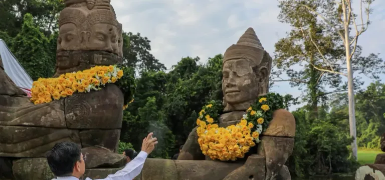 អាជ្ញាធរ​ជាតិ​អប្សរា ធ្វើពិធីភ្ជាប់​ព្រះសិរ និង​បើក​ព្រះ​នេត្រ​ចម្លាក់​ទេព២ នៅ​ខ្លោងទ្វារជ័យ