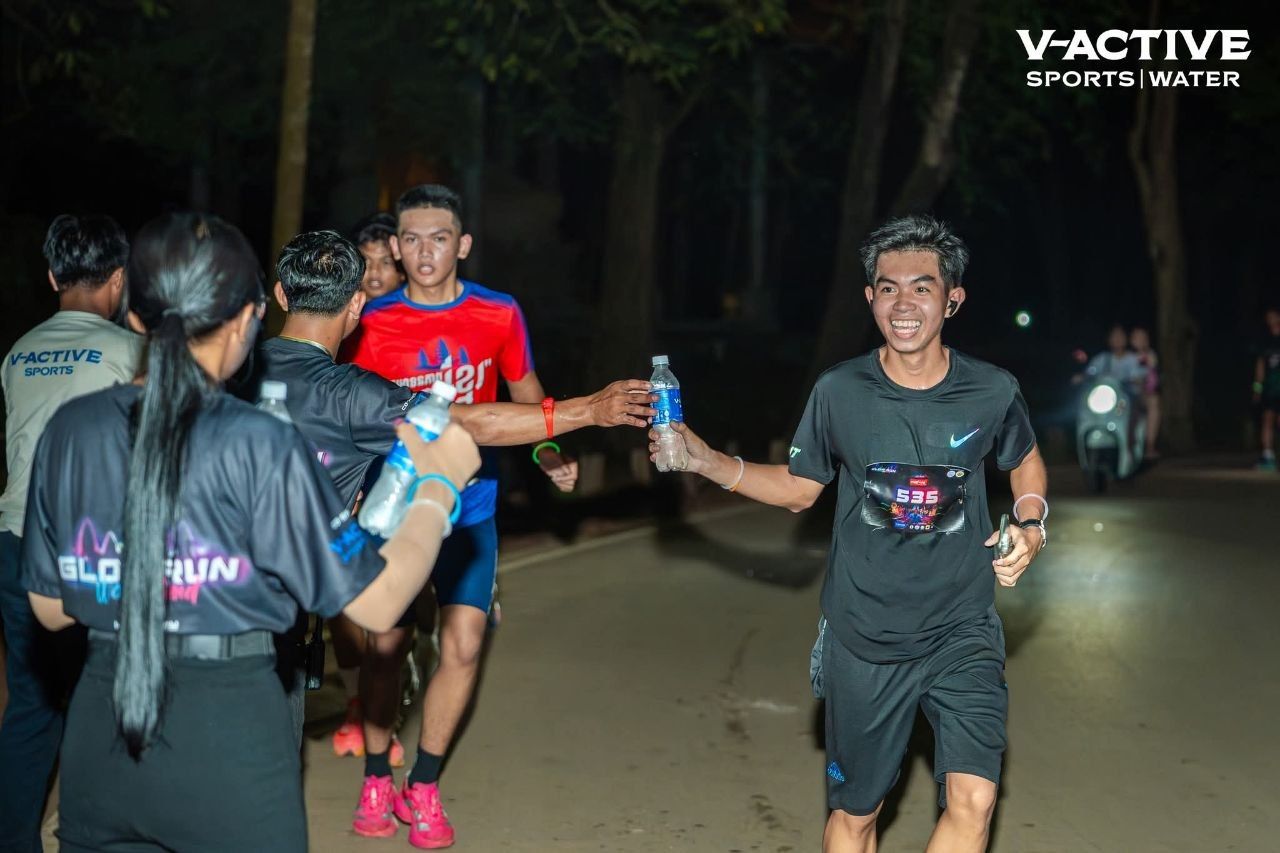 Image for article: វិធីសាស្ត្របំពេញជាតិទឹក និងថាមពលសម្រាប់អ្នករត់ប្រណាំងនៅថ្ងៃប្រកួត