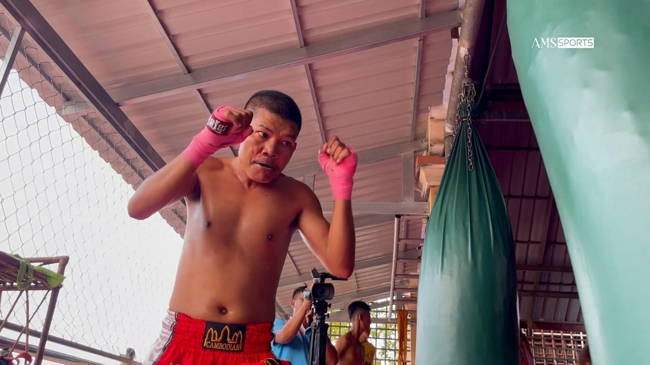Image for article: អតីតជើងខ្លាំងគីឡូស្រាល ឈូក ចាន់សុភ័ក្រ្ក ទោះចូលនិវត្តន៍ក៏មិនចាកឆ្ងាយពីគុនខ្មែរ