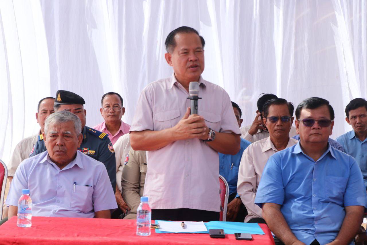 អភិបាលស្រុកតាំងគោក ចុះចែករទេះរុញដល់បងប្អូនពិការ និងចាស់ជរា ចំនួន៤២នាក់មកពី៨ឃុំ