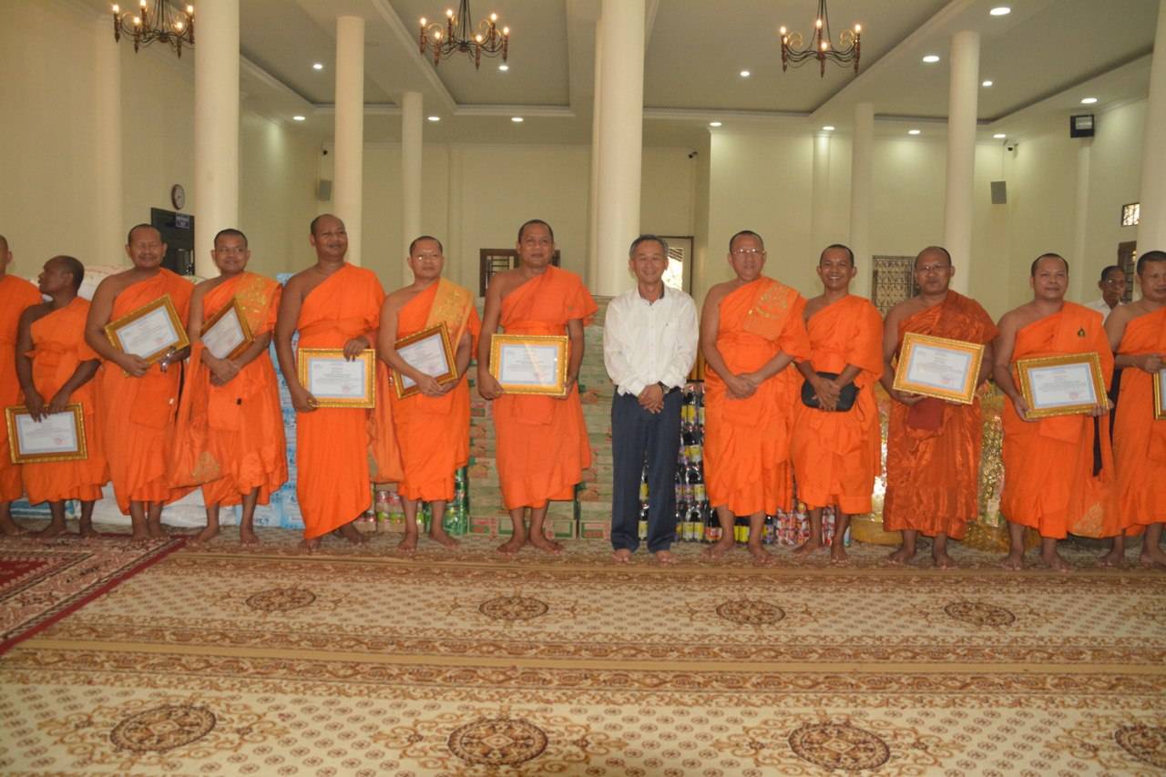 ព្រះគ្រូចៅអធិការចំនួន ២៤វត្ត នៅក្នុងខណ្ឌច្បារអំពៅឧបត្ថម្ភថវិកានិងទេយ្យទាន ទេយ្យវត្ថុ ដល់អាជ្ញាធរខណ្ឌ