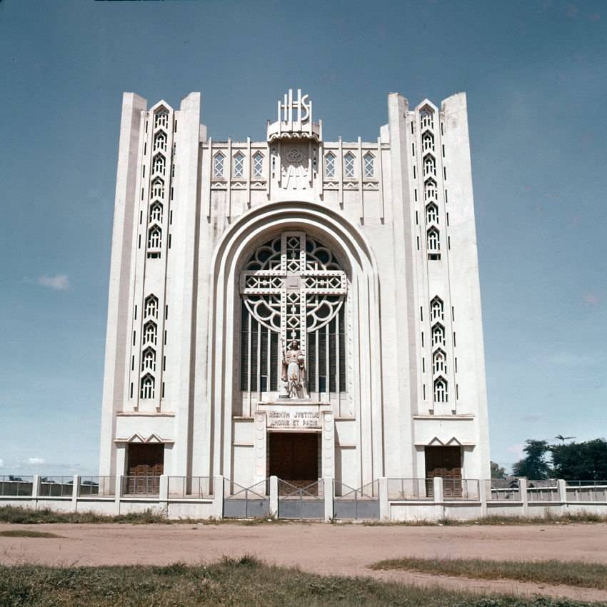 វិហារ Notre Dame ក្នុងទីក្រុងភ្នំពេញ បានសាងសង់នៅឆ្នាំ 1927