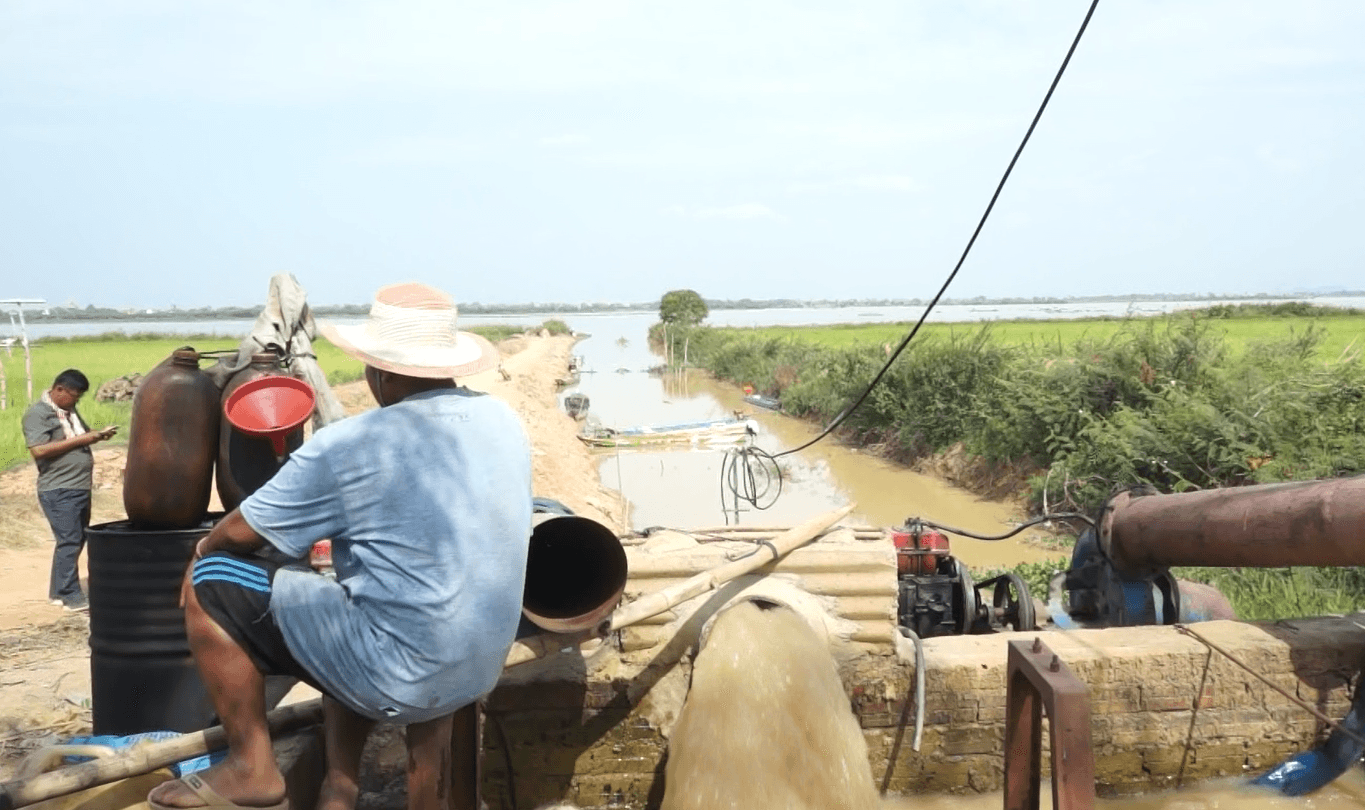 ទេសរដ្ឋមន្ត្រី អ៊ុក រ៉ាប៊ុន អញ្ជើញពិនិត្យស្រូវប្រាំងនៅឃុំគោកបន្ទាយ​ដែលកំពុងទទួលផលល្អ