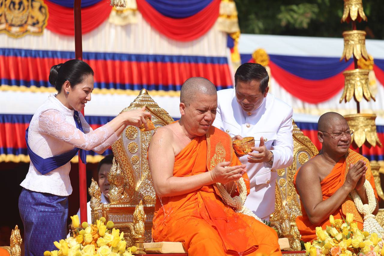 សម្តេចធិបតី និងលោកជំទាវបណ្ឌិត អញ្ជើញជាអធិបតី​ព្រះរាជ​ពិធី​​ស្រោចស្រង់ព្រះសុគន្ធវារី ថ្វាយ និងប្រគេនសម្តេចសង្ឃ ៦ព្រះអង្គ
