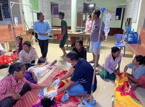 រន្ទះបាញ់បានសម្លាប់ក្រុមការងារចុះវាស់វែងផ្លូវ៣នាក់និង៥នាក់ទៀតរងរបួស ពេលសុំផ្ទះអ្នកភូមិជ្រកភ្លៀងនៅខេត្តកំពង់ធំ