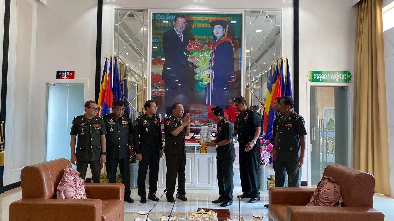ថវិកាគោលនយោបាយរបស់ក្រសួងការពារជាតិជាង ៦០លានរៀល ត្រូវបាន ប្រគល់ជូនគ្រួសារសពនាយទាហានជាន់ខ្ពស់ ២រូប នៃបញ្ជាការដ្ឋានអង្គរក្ស
