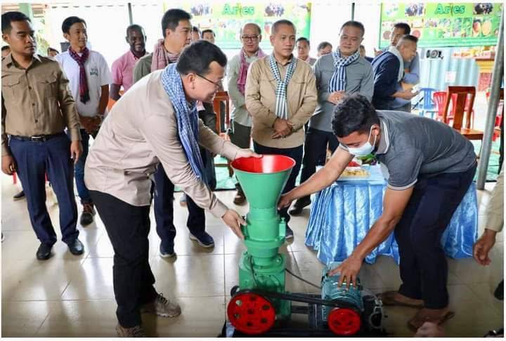កសិករម្នាក់នៅខេត្តកែប កែច្នៃកិនចំណីមាន់ដោយខ្លួនឯងអាចផាត់ថ្លៃចំណាយបានជាង ៣០%