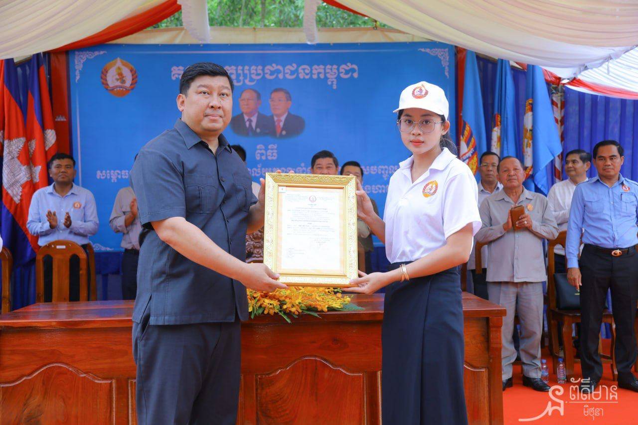 សមាជិកថ្មីចំនួន ១៧៤១នាក់ មកពីស្រុកស្ទឹងហាវ និងស្រុកព្រៃនប់ បានសម្រេចចិត្តចូលរួមជីវភាពនយោបាយជាមួយគណបក្សប្រជាជន កម្ពុជា