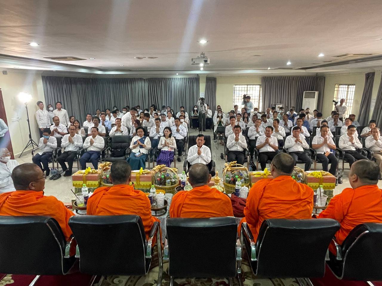 ឯកឧត្តម រដ្ឋមន្រ្តី ព្រុំ សុខា ធ្វើពិធីបុណ្យផ្ការស្មីសាមគ្គី ប្រមូលបច្ច័យ កសាងអគារសិក្សា១ខ្នងចំនួន៥បន្ទប់ នៅសាលាបឋមសិក្សាល្អ ក្នុងខេត្តក្រចេះ