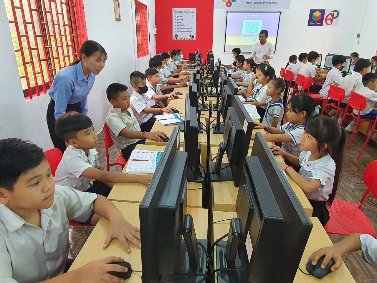 សិស្សកម្រិតបឋមសិក្សា ចាប់ផ្ដើមរៀនសរសេរកូដតាមកុំព្យូទ័រ ក្រោមការជ្រោមជ្រែងពីជប៉ុន