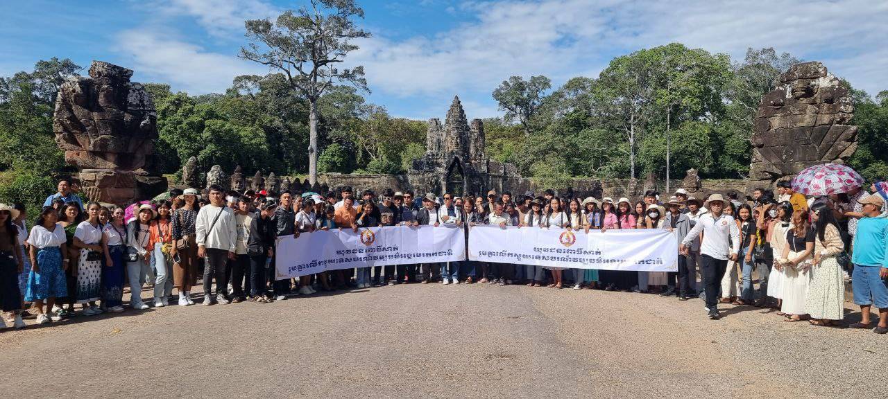 លោកគ្រូអ្នកគ្រូ និងសិស្សថ្នាក់ទី១២ ខេត្តពោធិ៍ ធ្វើដំណើរកំសាន្តនៅទឹកដីវប្បធម៌ខេត្តសៀមរាប