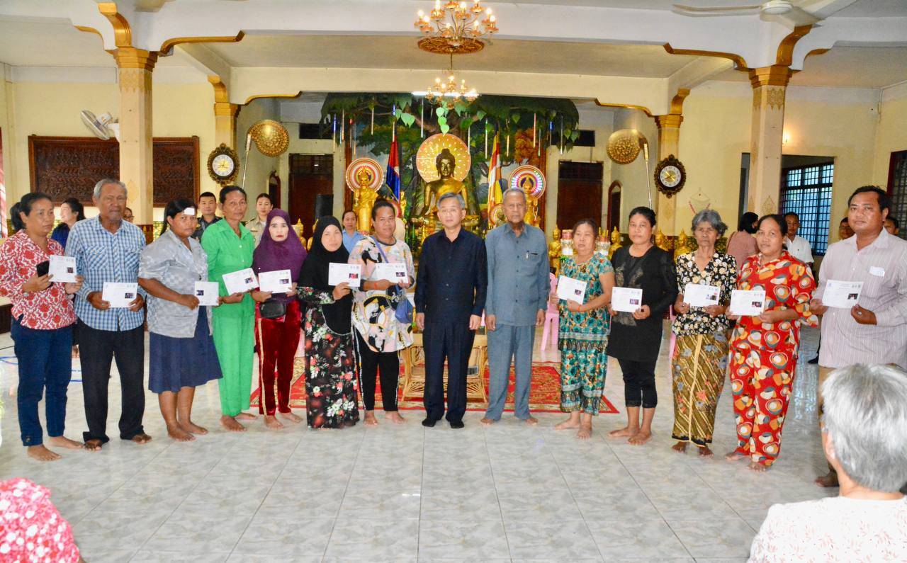 ប្រជាពលរដ្ឋចំនួន ៥៤២គ្រួសារនៅសង្កាត់ព្រែកប្រា ទទួលបាន បណ្ណសមធម៍ និងបណ្ណទទួលរងហានិភ័យ