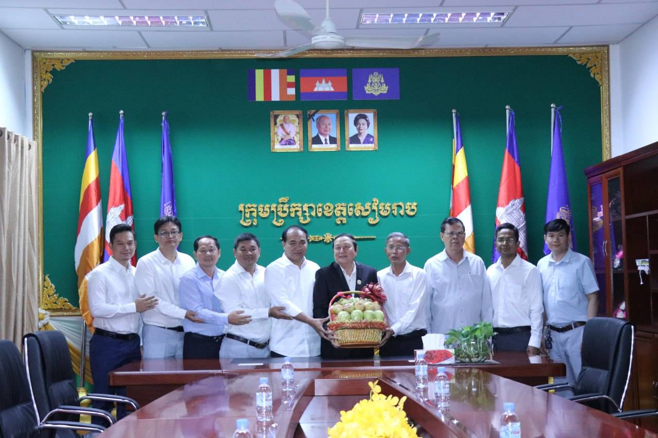 ថ្នាក់ដឹកនាំមន្ទីរ អង្គភាព អាជ្ញាធរក្រុង ស្រុក និងវិស័យឯកជនខេត្តសៀមរាប អញ្ជើញសម្តែងការគួរសមនិងជូនពរដល់ថ្នាក់ដឹកនាំខេត្ត ក្នុងឱកាសបុណ្យចូលឆ្នាំថ្មី