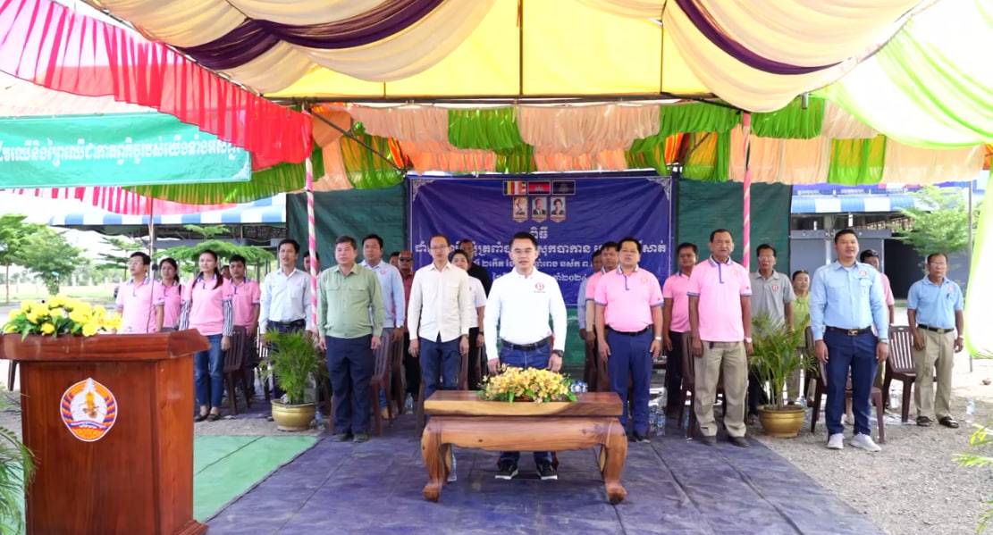 មន្រ្តីក្រុមការងារដឹកនាំដាំកូនឈើ ១ ០០០ដើម តាមដងផ្លូវជាតិលេខ៥ ក្នុងឃុំត្រពាំងជង