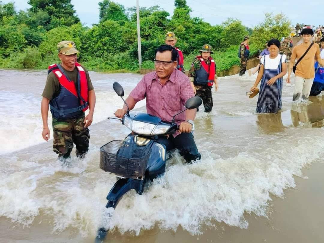 ពលរដ្ឋ និងសិស្សានុសិស្ស ជិត ៤០នាក់ ព្រមទាំង យានយន្តជាង ១៥០គ្រឿង ត្រូវបានក្រុមសង្គ្រោះគ្រោះមហន្តរាយវរសេនាតូចលេខ៣៧១ ចុះជួយចម្លងត្រង់ទំនប់បង្ហៀរទឹកអូស្វាយ