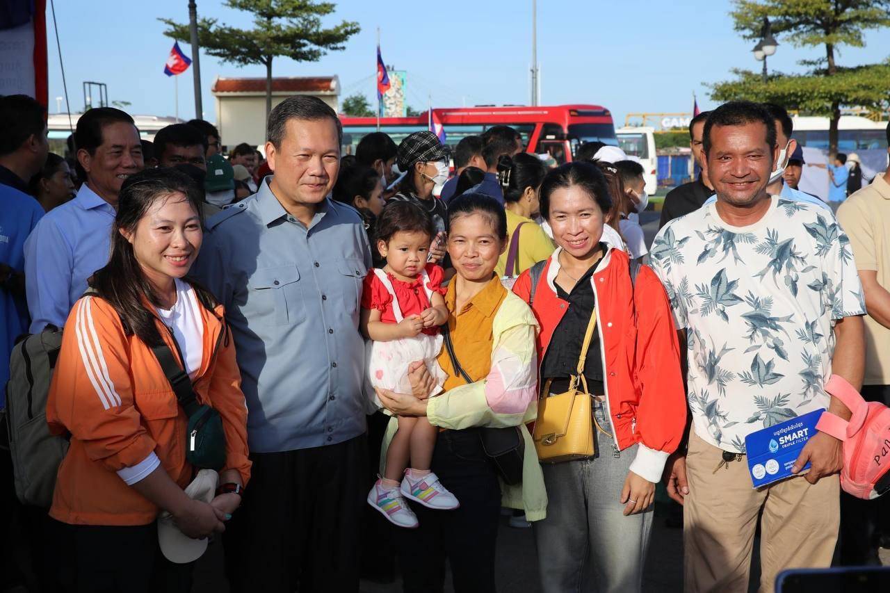 សម្តេចមហាបវរធិបតី ហ៊ុន ម៉ាណែត អញ្ជើញពិនិត្យ និងជូនដំណើរពលរដ្ឋ ឡើងរថយន្តក្រុងសាធារណៈទៅស្រុកកំណើត