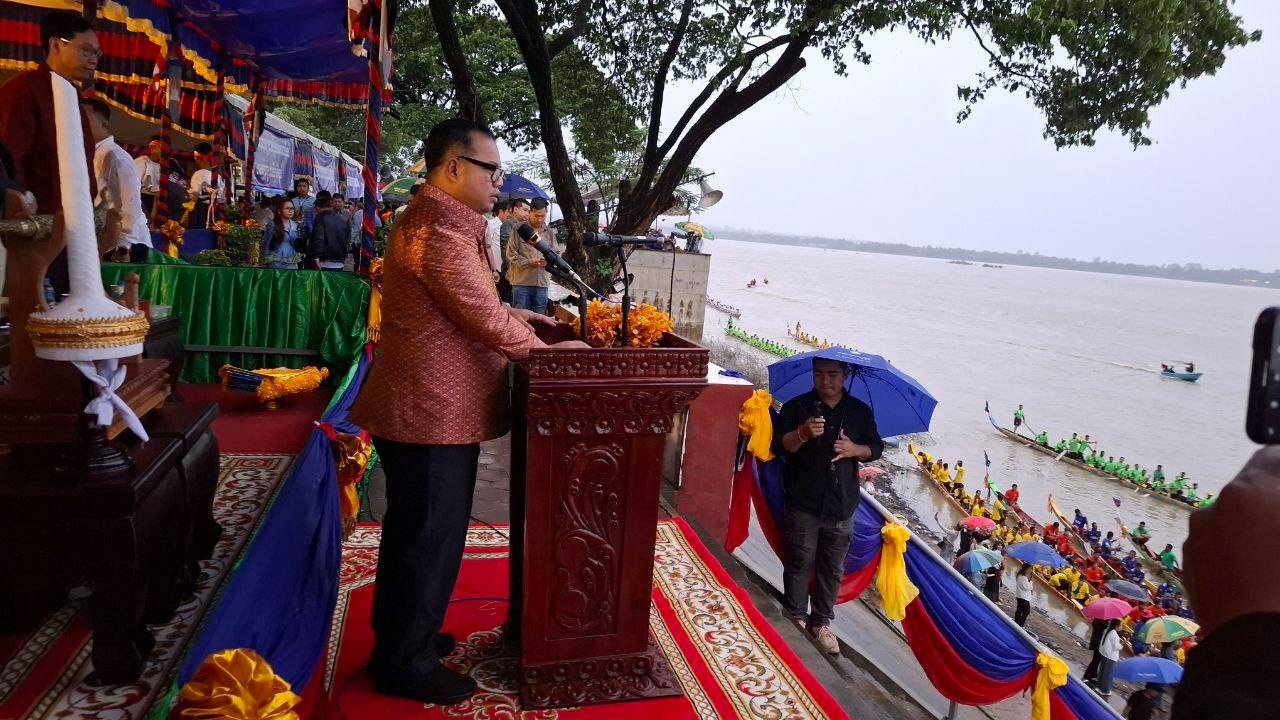 ទេសចរជាង៦ម៉ឺននាក់មកកម្សាន្តពិធីប្រណាំងទូកនៅខេត្តស្ទឹងត្រែង