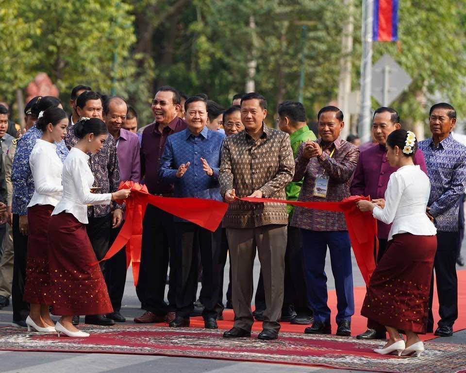 បុណ្យទន្លេលើកទី៩ នៅខេត្តតាកែវ ត្រូវបានបើកជាផ្លូវការ