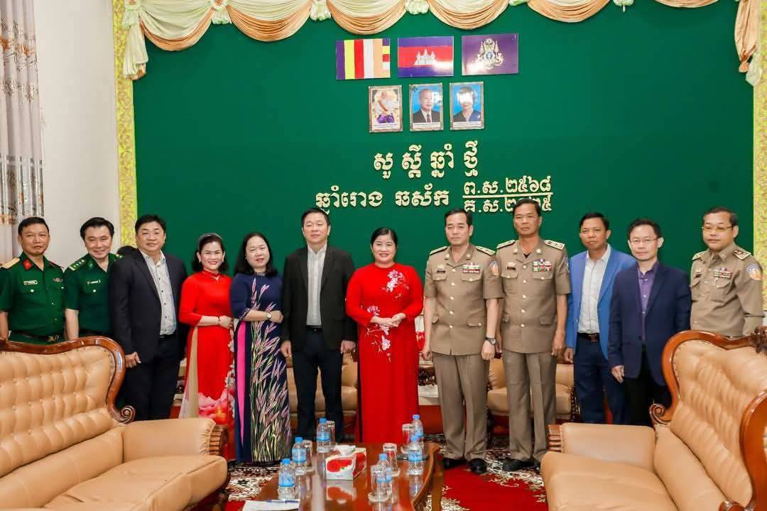 អភិបាលខេត្តកំពង់ចាម អញ្ជើញទទួលបដិសណ្ឋារកិច្ច គណៈ​ប្រតិ​ភូ​ខេត្តប៊ិញភឿក ប្រទេសវៀតណាម អញ្ជើញ​ជូនពរ និងអបអរសាទរបុណ្យចូលឆ្នាំថ្មី ប្រពៃណីជាតិខ្មែរ