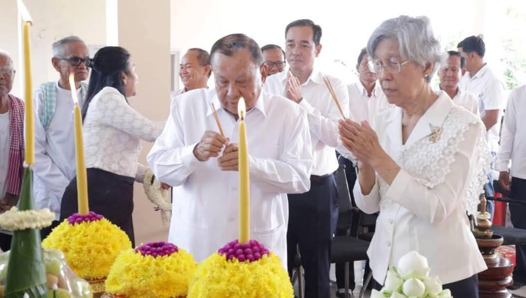 សម្តេចវិបុលសេនាភក្តី សាយ ឈុំ និងលោកជំទាវ អញ្ជើញ​រៀបចំពិធីបង្សុកូល ឧទ្ទិសកុសល ជូនដល់ដួងវិញ្ញាណក្ខន្ធ បុព្វការីជន នៅឃុំកោះសូទិន ខេត្តកំពង់ចាម