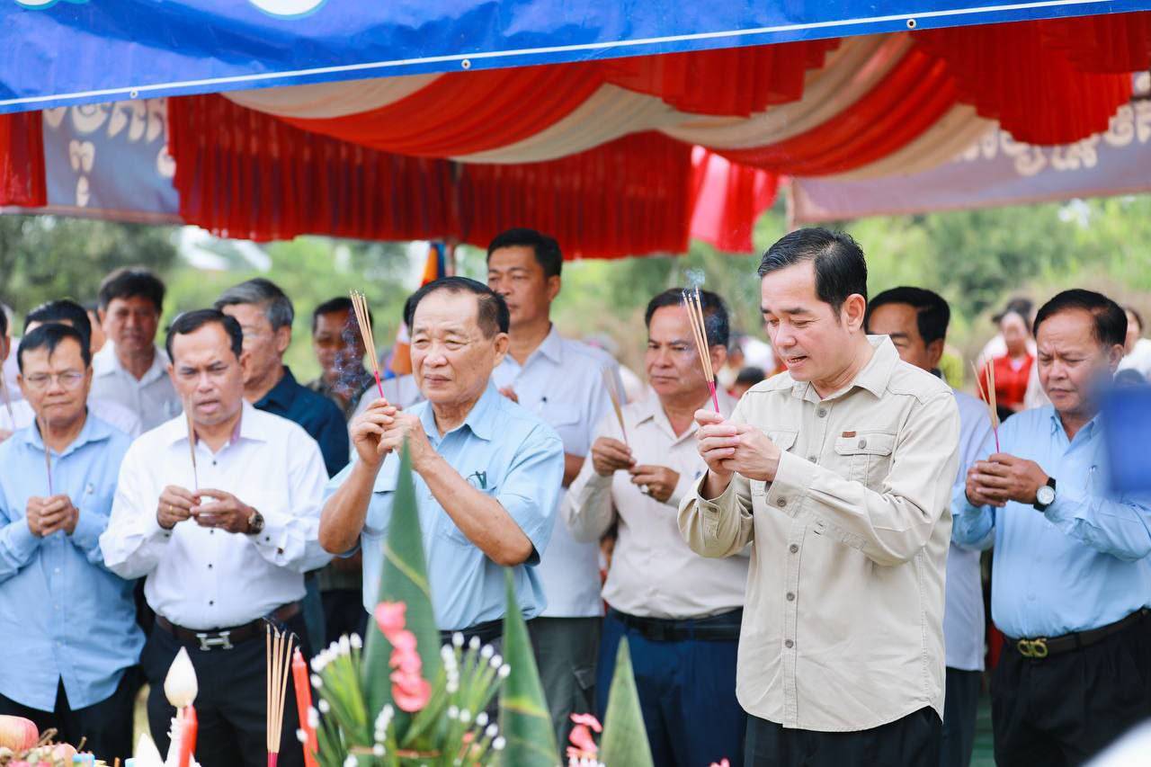 អភិបាលខេត្តកំពង់ចាម ៖ រាជរដ្ឋាភិបាលបានផ្តល់ការ​ស្ថាប​នា​​ស្ពាន​បេតុងស្ទឹងឆ្វេង ដើម្បីសម្រួលដល់ការធ្វើដំណើរ​របស់សិស្សានុសិស្សក្នុងរដូវទឹកឡើង