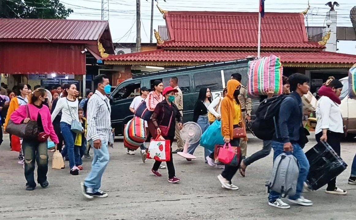 ពលករខ្មែរនៅប្រទេសថៃ វិលត្រឡប់មកស្រុកកំណើតជាបណ្តើរៗ ដើម្បីត្រៀម ចូលរួមបុណ្យចូលឆ្នាំថ្មី