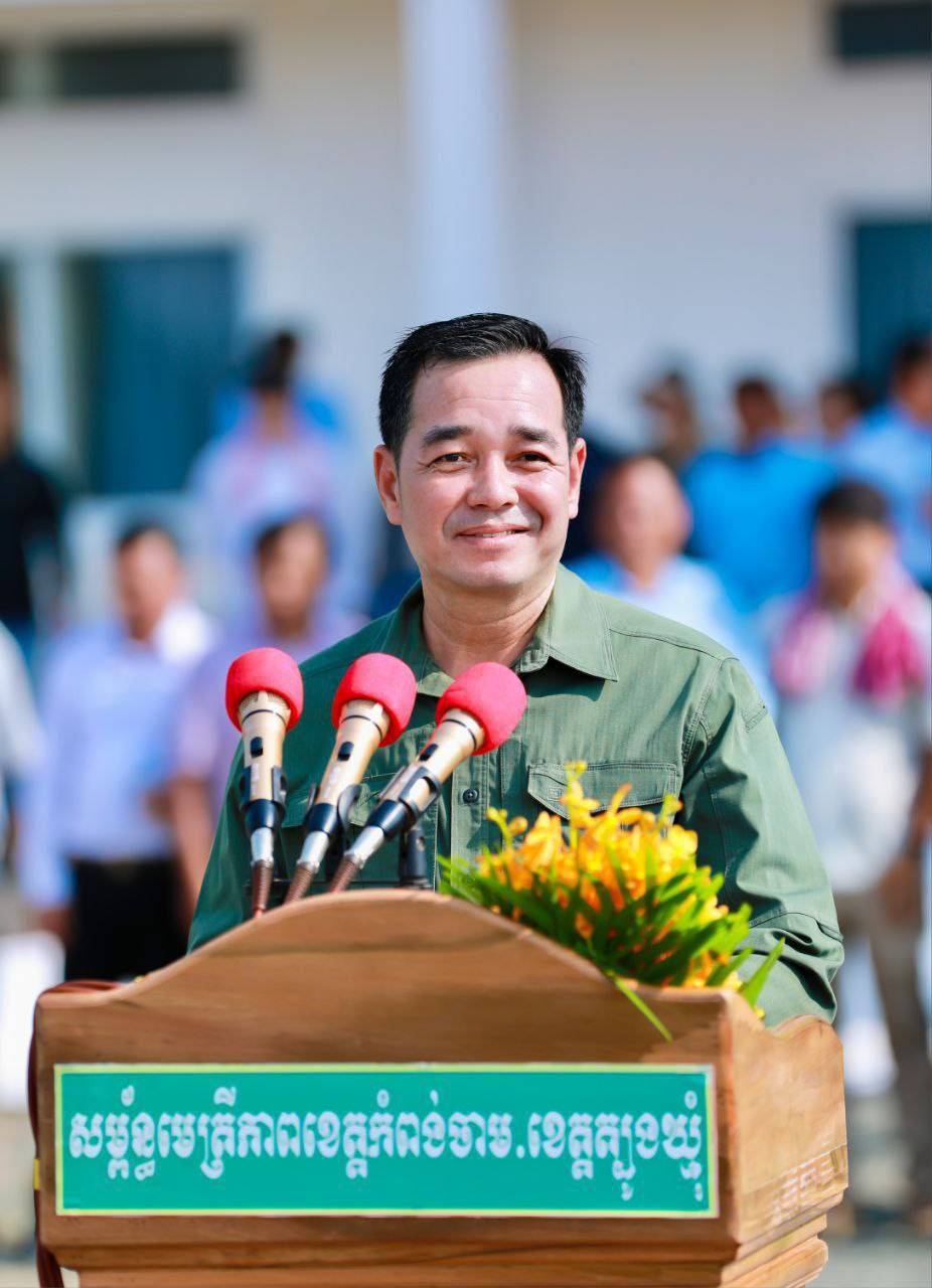 អភិបាលខេត្តកំពង់ចាម នាំអំណោយសម្តេចធិបតី ប្រគល់​ជូ​ន កងពលតូចអន្តរាគមន៍លេខ៦ ដែលជាអង្គភាពសម្ព័ន្ធមេ​ត្រី​ភាព ក្នុងឱកាសឆ្នាំថ្មីប្រពៃណីជាតិខ្មែរ
