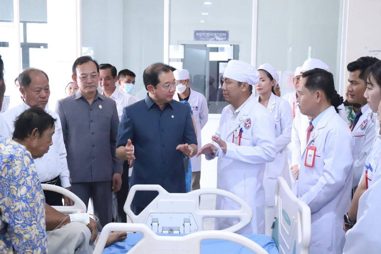 ឯកឧត្តមសាស្រ្តាចារ្យរដ្ឋមន្រ្តី ចុះសួរសុខទុក្ខ និងពិនិត្យការបម្រើសេវាសុខាភិបាល នៅមន្ទីរពេទ្យបង្អែកស្រុកក្រូចឆ្មា