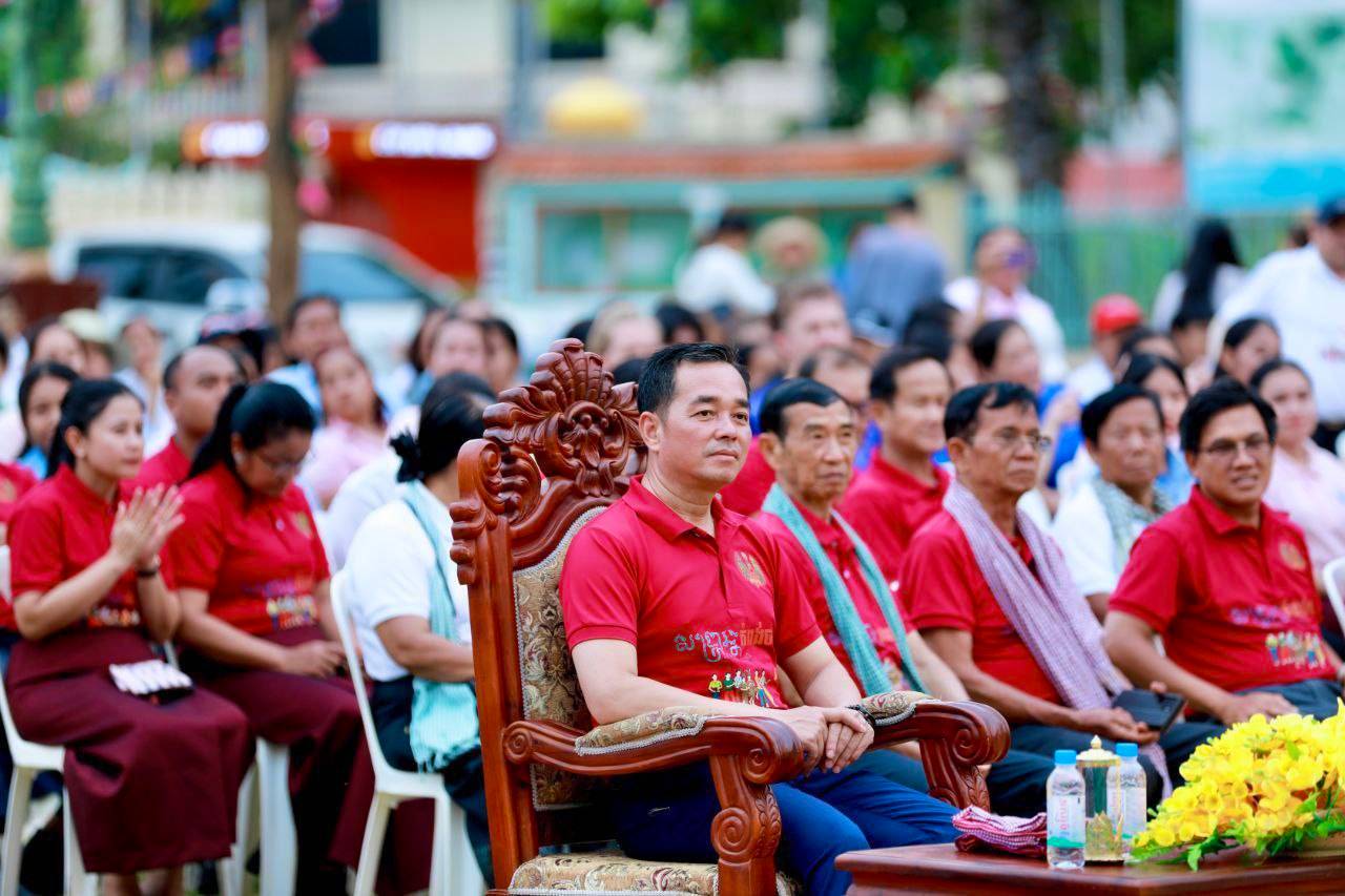 អភិបាលខេត្តកំពង់ចាម អំពាវនាវឲ្យបងប្អូនប្រជាពលរដ្ឋ អញ្ជើញ​មកលេងល្បែងប្រជាប្រិយជាច្រើន និង ភ្លក្សរសជាតិ លៀសហាល​កំពង់ចាម ១.០០០ម៉ែត្រ ព្រមទាំងប្រើប្រាស់ប្រព័ន្ធ​អ៊ីនធឺណិត​ដោយ​សេរី