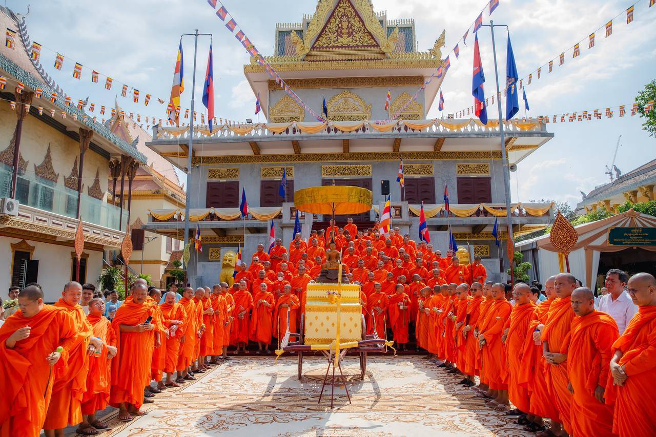 រដ្ឋបាលរាជធានីភ្នំពេញ ដង្ហែរព្រះពុទ្ធរូបចេញពីវត្ត ឧណ្ណាលោម យកមករៀបចំធ្វើពិធីស្រង់ព្រះនៅសង្រ្កាន្តវត្តភ្នំ