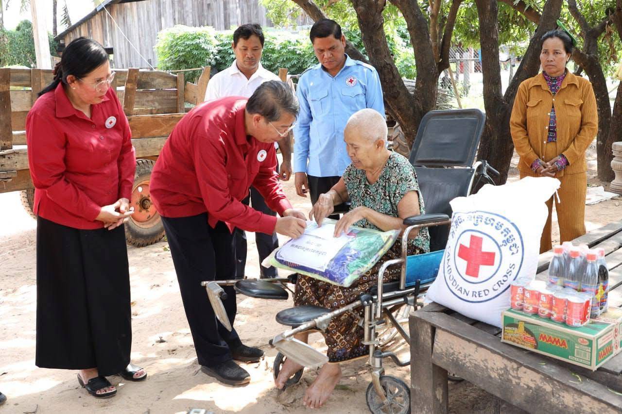 ប្រជាពលរដ្ឋរងគ្រោះដោយខ្យល់កន្ត្រាក់ និងជនងាយរងគ្រោះបំផុត​នៅ​ខេត្តព្រះវិហារ ចំនួន ១០០គ្រួសារ ទទួលអំណោយមនុស្សធម៌​ពី​កាកបាទក្រហម​កម្ពុជា