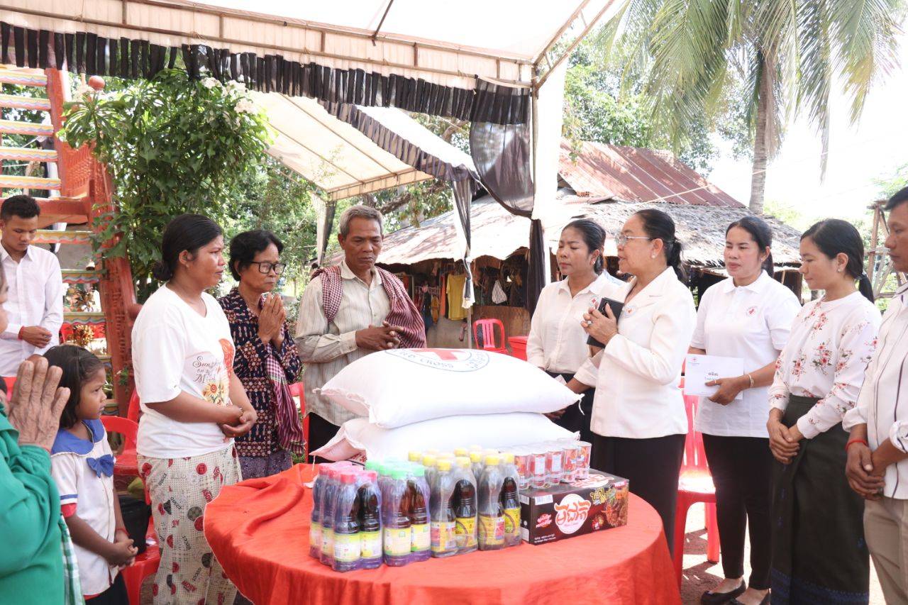 រន្ទះបាញ់ស្លាប់បុរសម្នាក់នៅស្រុកតាំងគោក សាខាកាកបាទក្រហមខេត្តចូលរួមរំលែកទុក្ខ