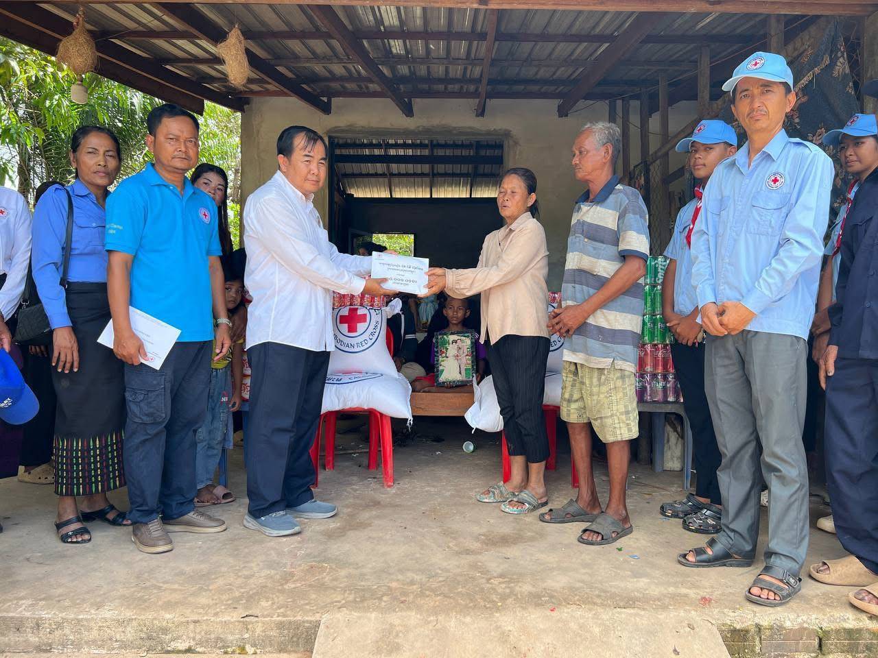 សម្តេចកិត្តិព្រឹទ្ធបណ្ឌិត ប៊ុន រ៉ានី ហ៊ុនសែន ចូលរួមរំលែកមរណទុក្ខជាមួយគ្រួសារ​សពប្តីប្រពន្ធដែលរងគ្រោះដោយដើមសំរងសង្កត់លើ