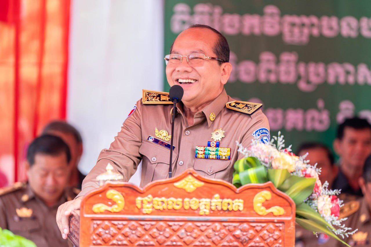 អភិបាលខេត្តកំពតប្រគល់វិញ្ញាបនបត្រសម្គាល់ម្ចាស់អចលនវត្ថុជូនពលរដ្ឋជាងមួយពាន់គ្រួសារនៅភូមិកំពង់នង់