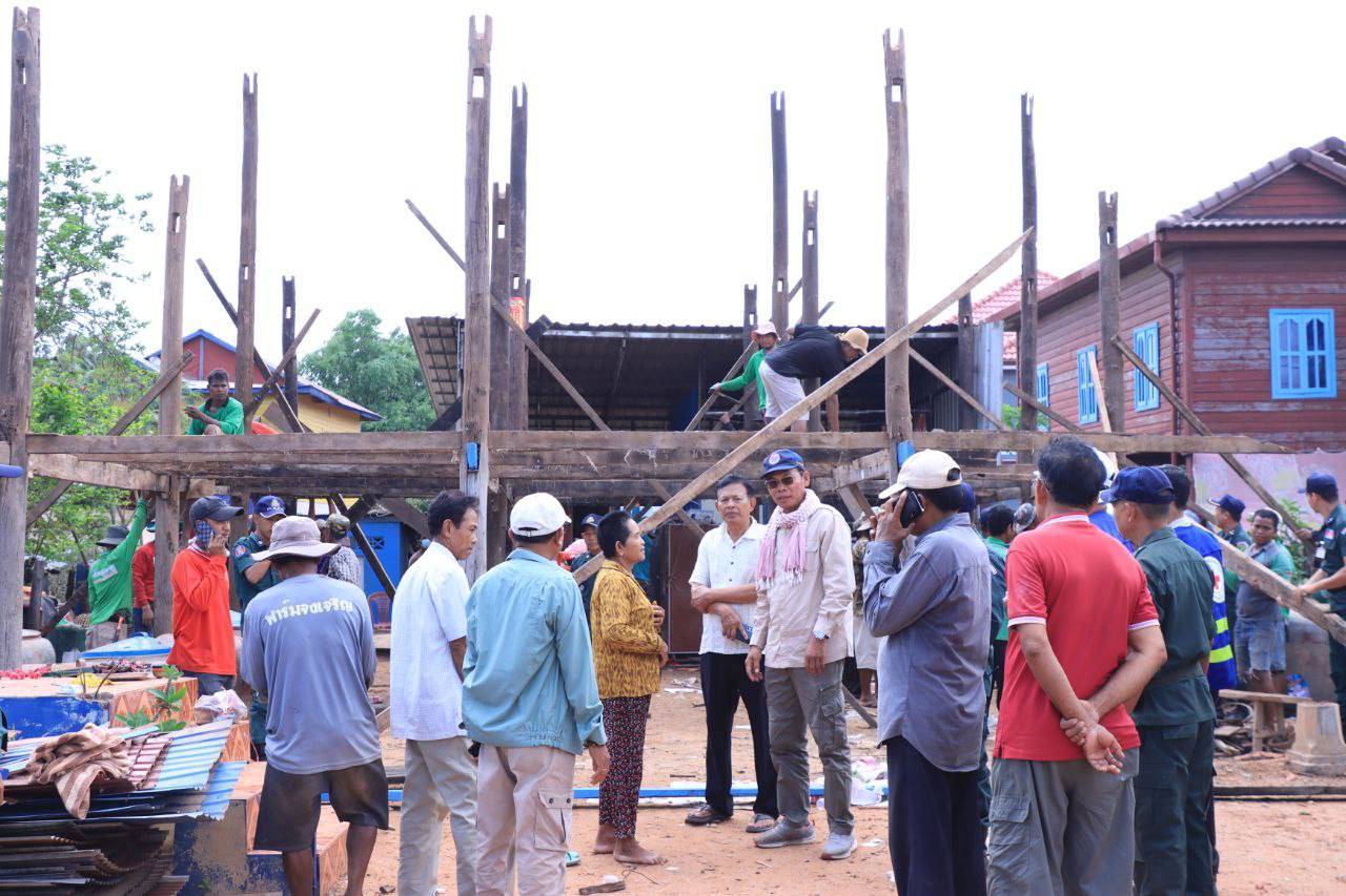 ផ្ទះចំនួន ៣៤ខ្នង និងរោងបន្លែសុវត្ថិភាពមួយខ្នងនៅស្រុកភ្នំស្រុក រងការបំផ្លាញដោយខ្យល់កន្រ្តាក់
