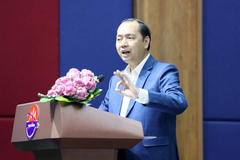ឯកឧត្តម នេត្រ ភក្ត្រា ក្រើនរម្លឹកមន្ត្រីព័ត៌មានរួមគ្នាជា​ធ្លុងមួយ​តម្កល់ផលប្រយោជន៍ជាតិជាធំ ពង្រឹងសសរស្តម្ភ​នៃដំណើរ​បេសកកម្មការងារគ្រប់គ្រងព័ត៌មាន និងសាធារ​ណមតិដើម្បី​ចូលរួមថែរក្សាសន្តិភាពនៅកម្ពុជា