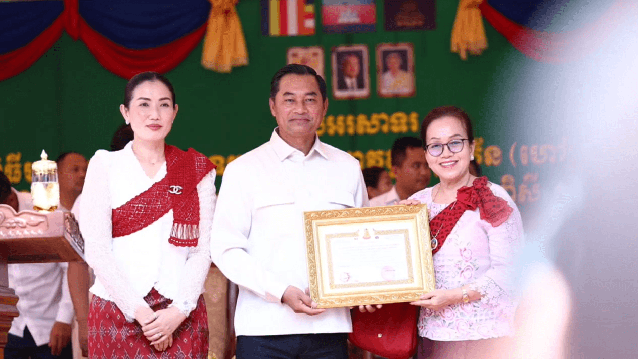 អភិបាលខេត្តកំពង់ស្ពឺ សម្ពោធសមិទ្ធិផលនានាតម្លៃជាង ៥០ម៉ឺនដុល្លារ និងជួយឧបត្ថម្ភសងជាង ១ម៉ឺនដុល្លារ នៅវត្តក្រាំងក្រូច ស្រុកគងពិសី