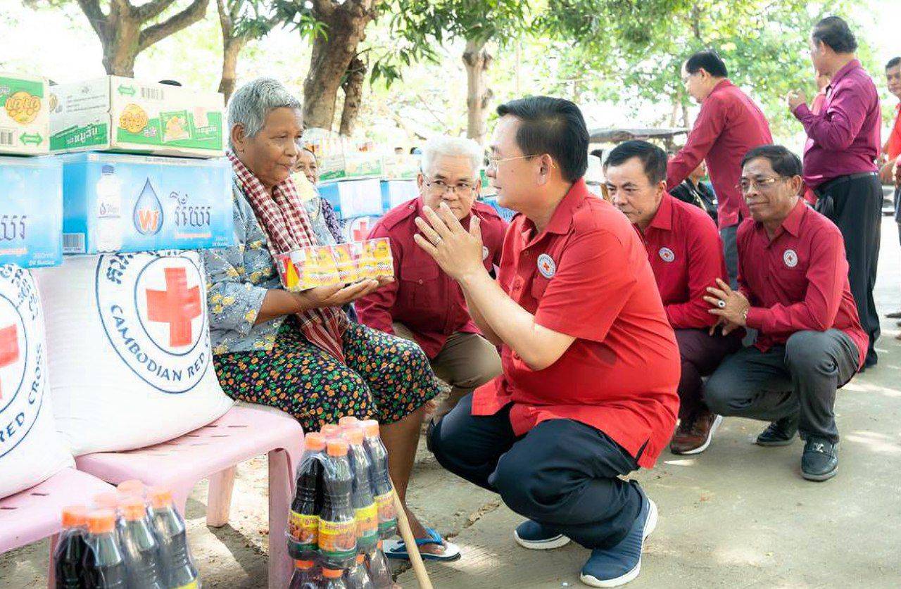 គ្រួសារងាយរងគ្រោះចំនួន ១២២គ្រួសារ នៅស្រុកភ្នំព្រឹក បានទទួលអំណោយពីកាកបាទក្រហមខេត្តបាត់​ដំបង