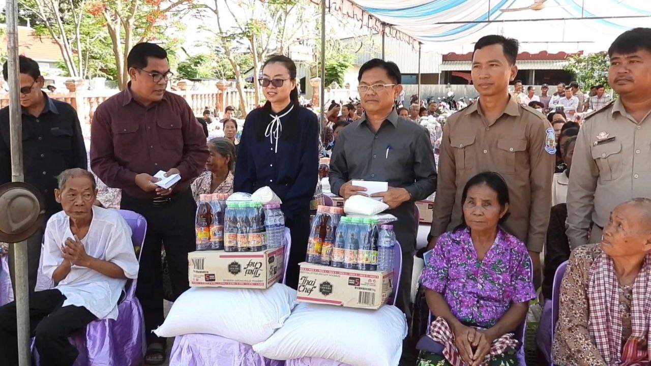 ពលរដ្ឋជួបការលំបាក១៥០គ្រួសារ នៅក្នុងស្រុកមោងឫស្សី បានទទួលអំណោយរាជរដ្ឋាភិបាល