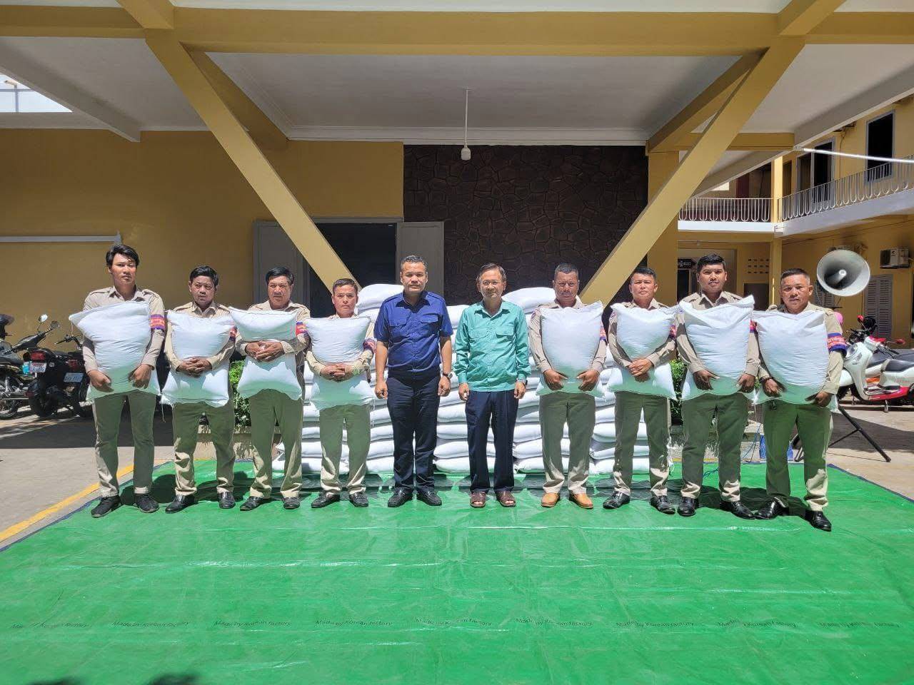អភិបាលខណ្ឌច្បារអំពៅ ផ្តល់ការឧបត្ថម្ភដល់កម្លាំងសណ្តាប់ធ្នាប់ខណ្ឌ