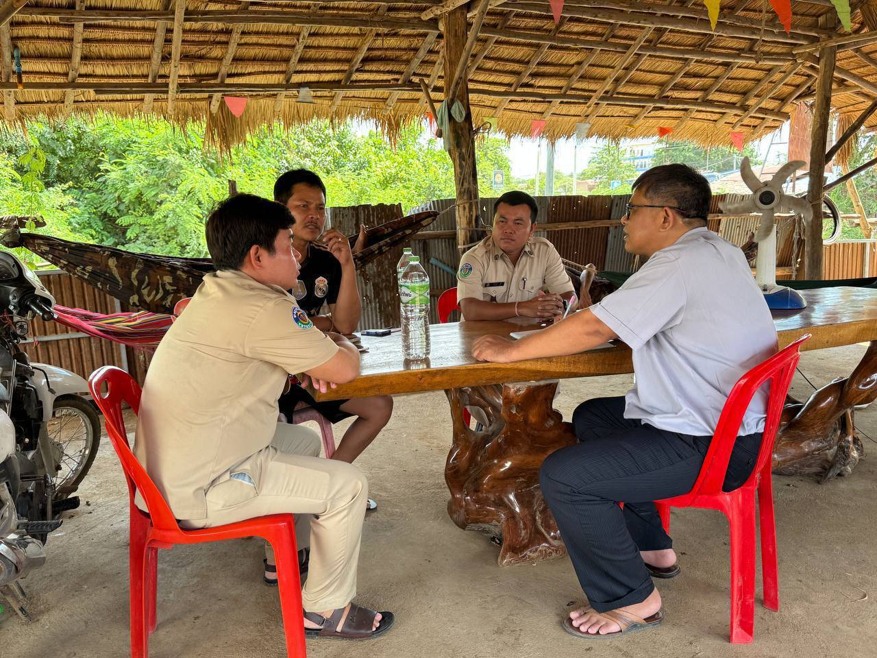 ពេទ្យសត្វខេត្តបន្ទាយមានជ័យចុះត្រួកពិនិត្យសត្វ និងផ្សព្វផ្សាយដល់សមត្ថកិច្ច ជាប់​ព្រំដែនជួយទប់ស្កាត់ការលួចនាំ ចូលសត្វដោយខុសច្បាប់