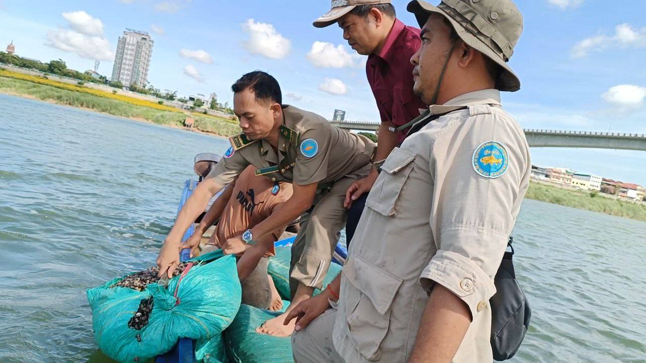 នាយខណ្ឌរដ្ឋបាលជលផលកំពង់ចាមសហការជាមួយរដ្ឋបាលជលផលមេគង្គ បង្ក្រាបការដឹកជញ្ជូន​លៀសគ្មាន​ការអនុញ្ញាត​​ចំនួនជាង៩តោន
