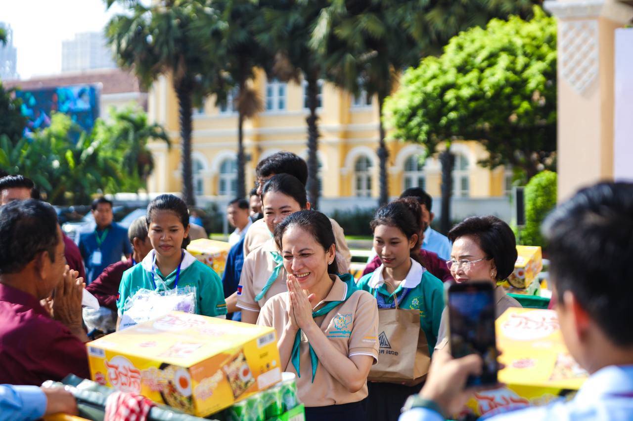 លោកជំទាវបណ្ឌិត ពេជ ចន្ទមុន្នី ហ៊ុន ម៉ាណែត នាំយកអំណោយជាគ្រឿងឧបភោគ បរិភោគ ចែកជូន សមាជិកអ្នកធាក់ស៊ីក្លូក្នុងរាជធានីភ្នំពេញ ចំនួន ៣៨៨នាក់
