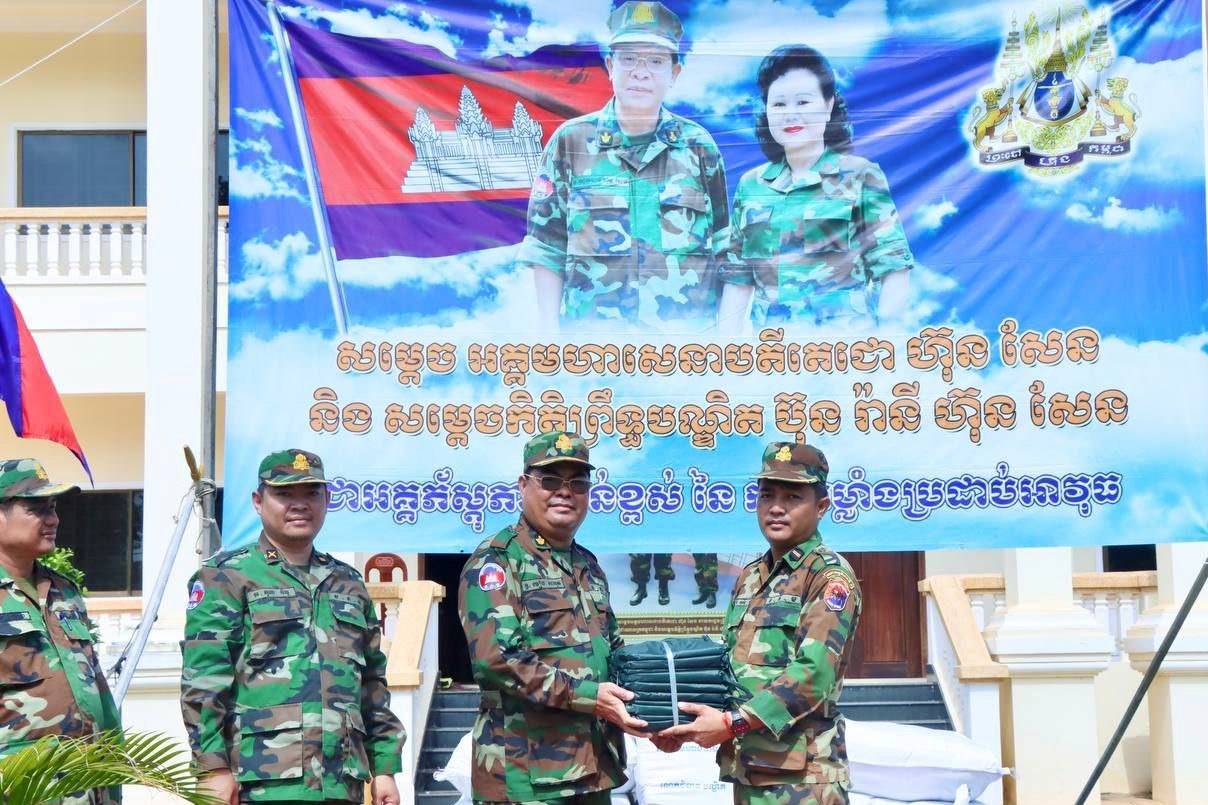អាវភ្លៀងអំណោយសម្តេចទាំងទ្វេសម្រាប់ប្រើប្រាស់ក្នុងរដូវវស្សា ត្រូវបានផ្តល់ជូន​កងទ័ពនៅខេត្តស្ទឹងត្រែង