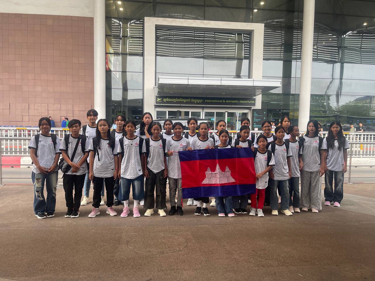 កីឡាការនី ២៤នាក់ មកពីអង្គការផ្កាយសមុទ្រនឹងទៅចូលរួមកម្មវិធី AIA-Spurs Elite Football Camp នៅកោះសាមុយ ប្រទេសថៃ