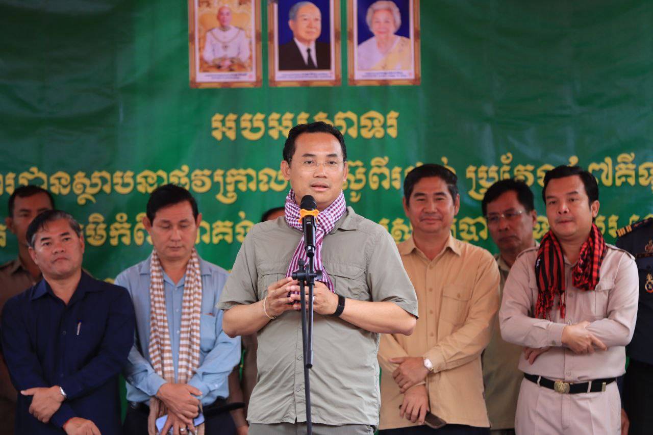 អភិបាលខេត្តកំពង់ធំ អញ្ជើញពិនិត្យការដ្ឋានផ្លូវ DBST និងជួបសំណេះសំណាលជាមួយប្រជាពលរដ្ឋស្រុកប្រាសាទសំបូរ